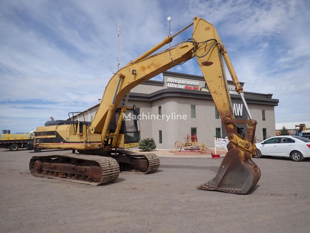 Caterpillar 325L tracked excavator