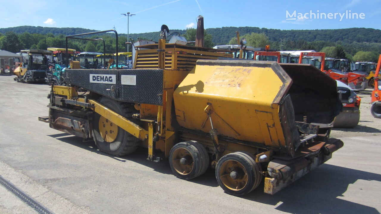 Demag DF 10 P wheel asphalt paver